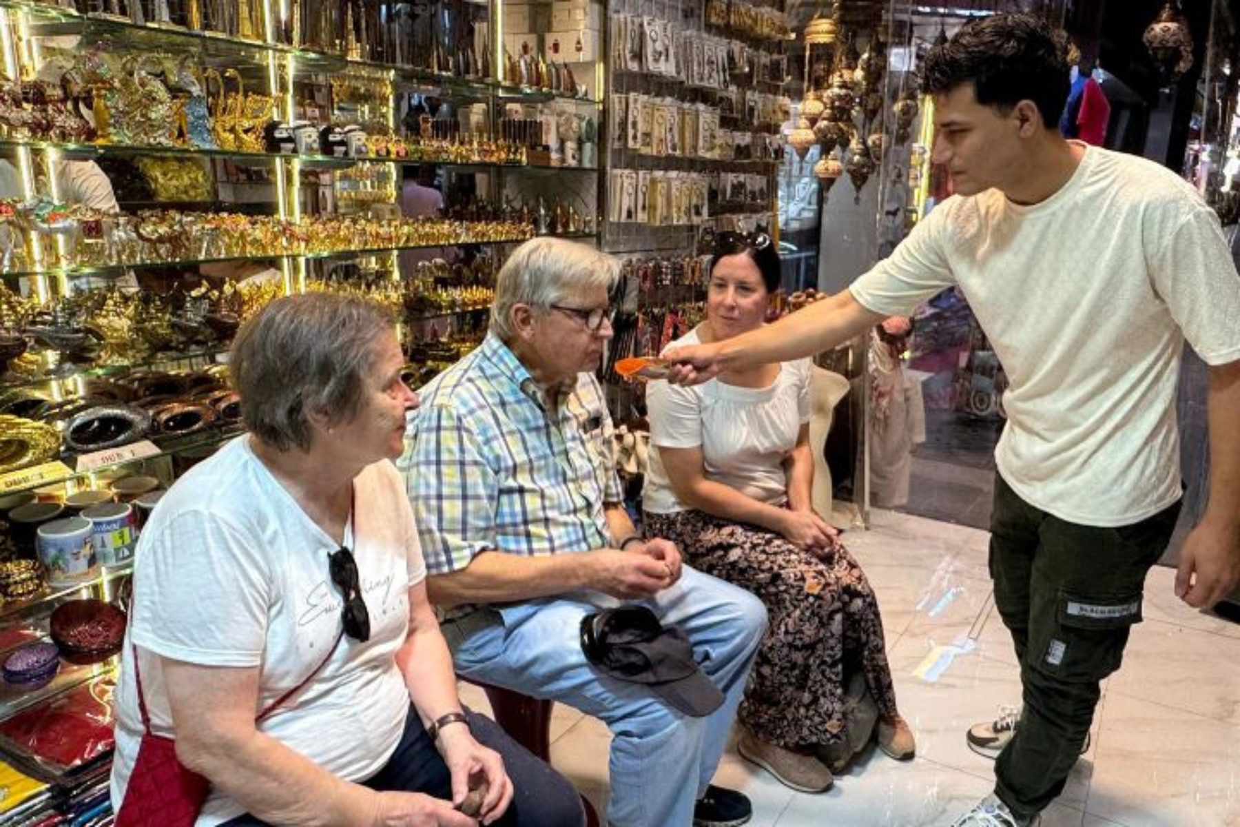 Dubai: Walking Tour Old Town, Souks, Street Food & Abra Ride