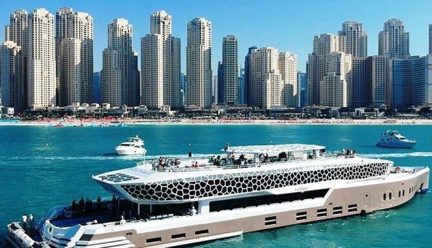 lotus-mega-yacht-dinner-cruise
